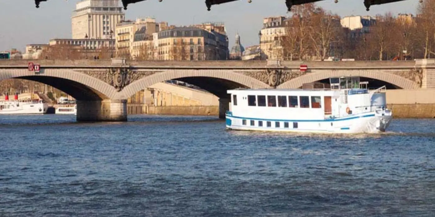 La Péniche d'Ulysse, Aux portes de Paris