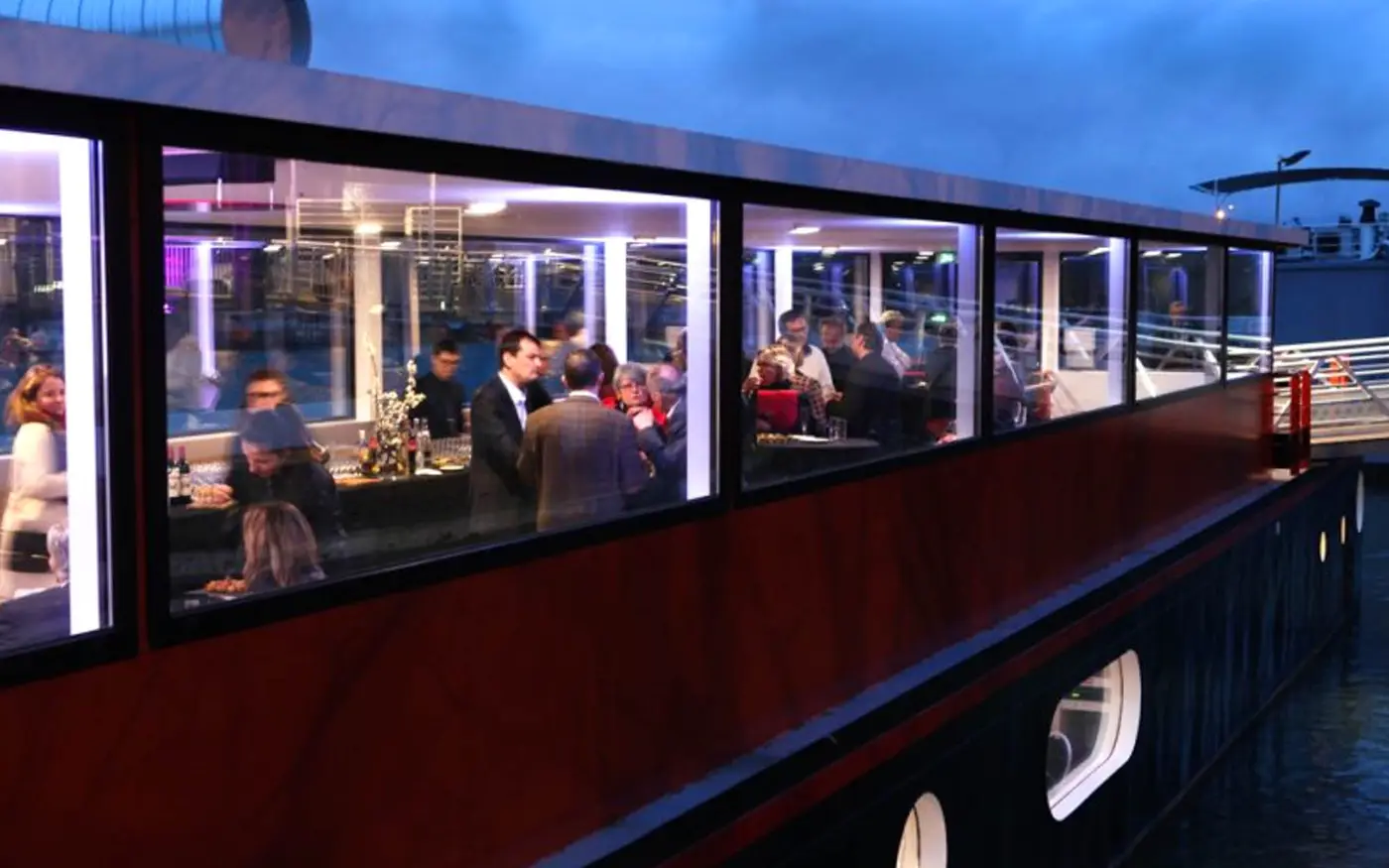 La Péniche de Camille, Aux portes de Paris