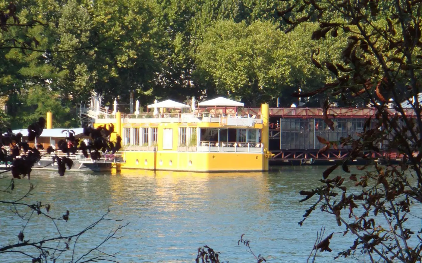La Péniche de Manon, Aux portes de Paris